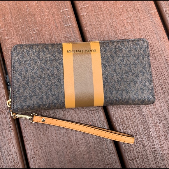 Michael Kors wallet - Picture 5 of 15